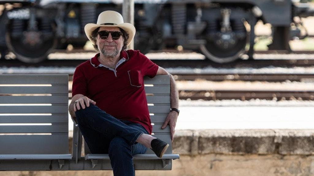 Joaquín Sabina, en la estación de Linares-Baeza, en el documental 'Sintiéndolo mucho'