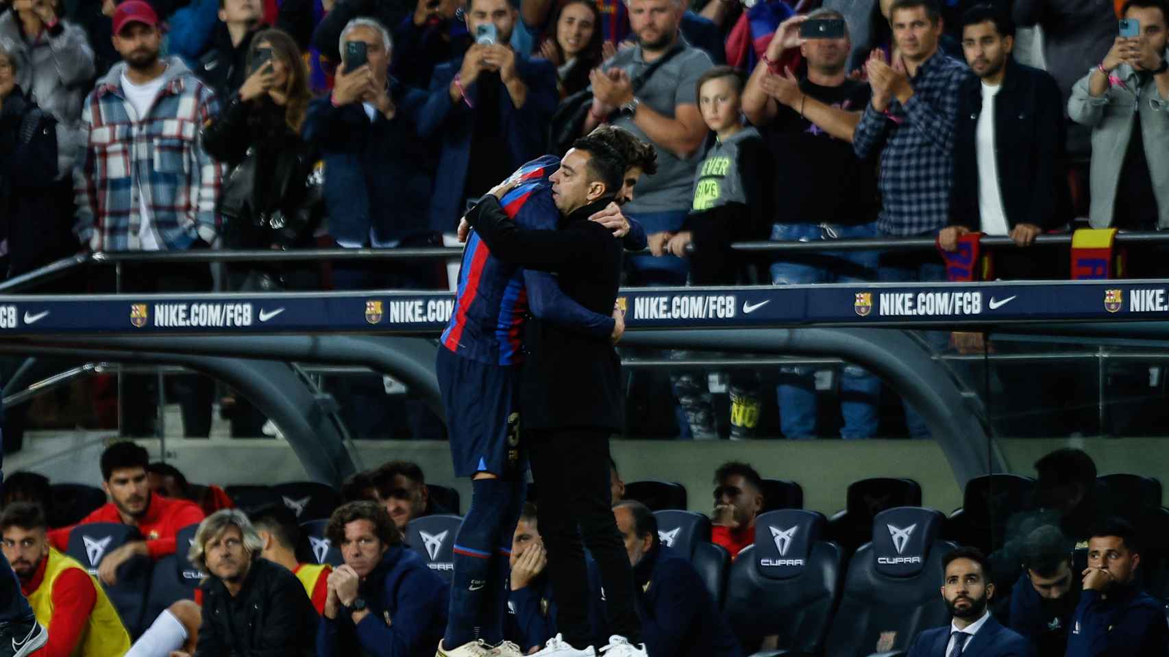Abrazo entre Gerard Piqué y Xavi Hernández, en el último partido de Piqué como futbolista
