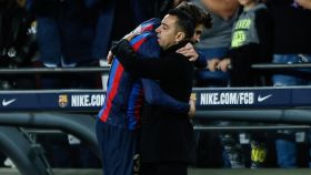 Abrazo entre Gerard Piqué y Xavi Hernández, en el último partido del futbolista
