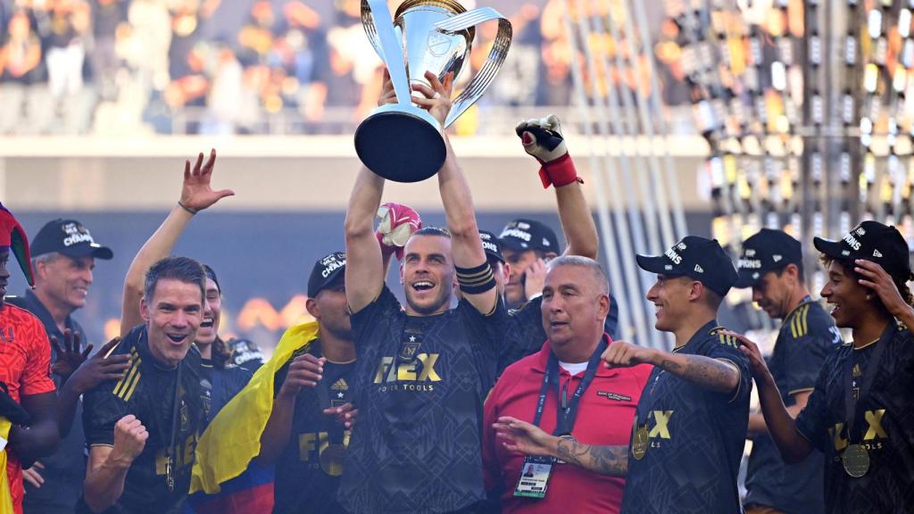 Gareth Bale, con el trofeo de campeón de la MLS 2022