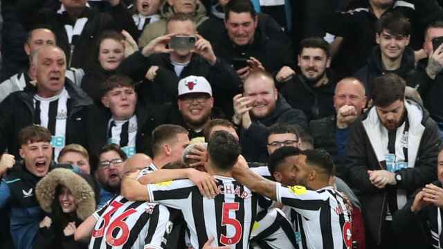 Los jugadores del Newcastle United, celebrando un gol con su afición en St James' Park