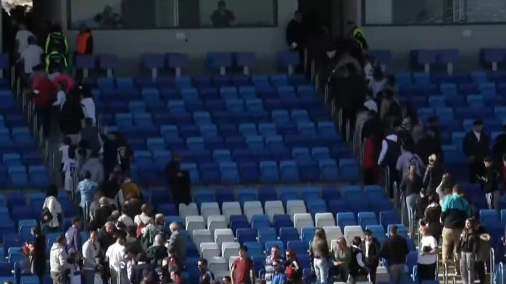 Aficionados desalojando el Estadio Alfredo Di Stéfano en Valdebebas