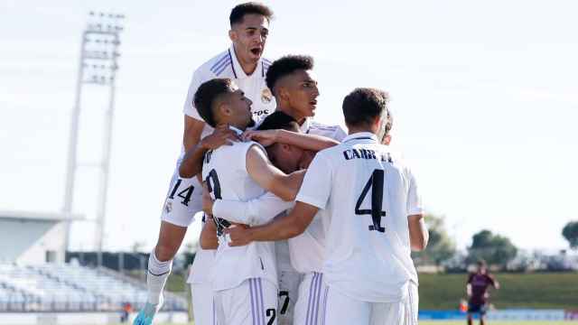 Piña de los jugadores del Real Madrid Castilla para celebrar el gol de Arribas al Pontevedra