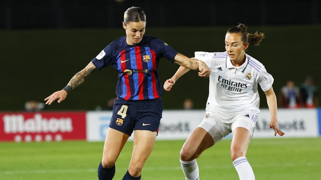 Caroline Weir persigue a una jugadora del Barça.