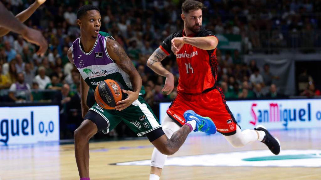 Carter, del Unicaja, en acción ante Carlos Díaz, del Covirán Granada, durante el partido de la Liga Endesa.