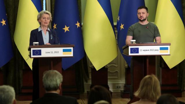 La presidenta de la Comisión Europea, Ursula von der Leyen, junto al presidente ucraniano, Volodimir Zelenski.