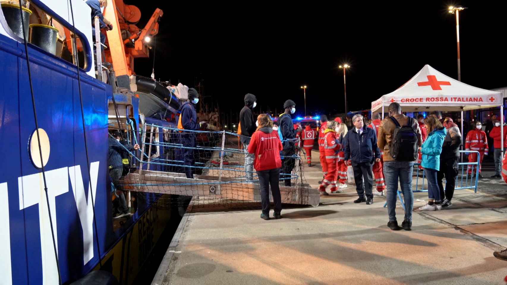 Los migrantes desembarcan del barco de rescate de la ONG Humanity 1 en Catania