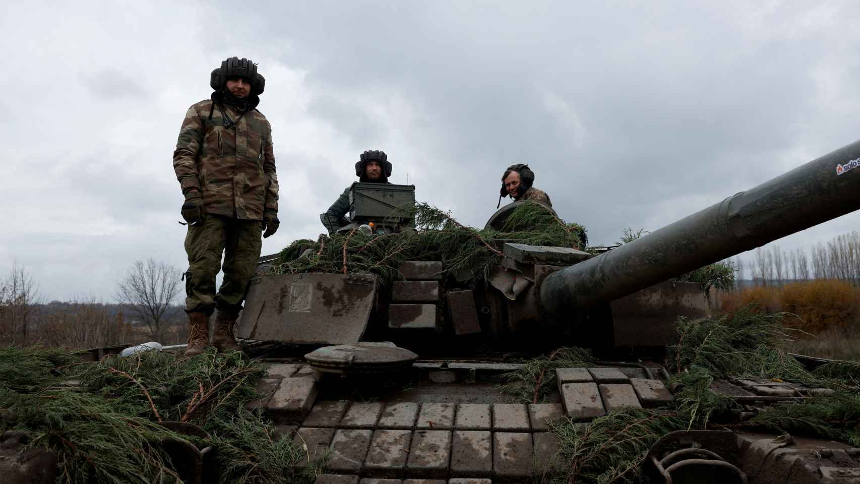 Un tanque de soldados ucranianos en la ciudad de Bakhmut.