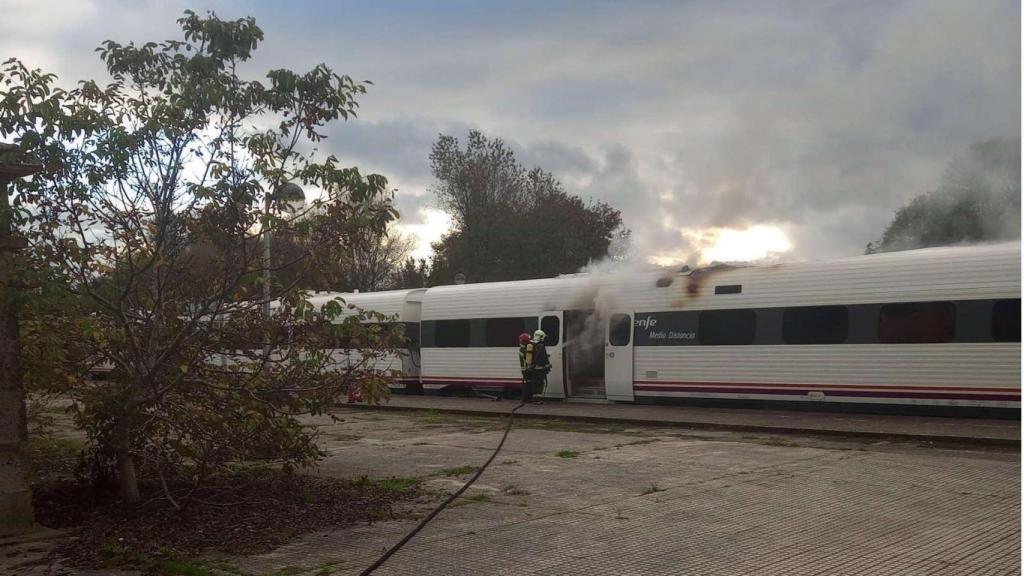 Bomberos apagando el incendio del convoy en Lalín