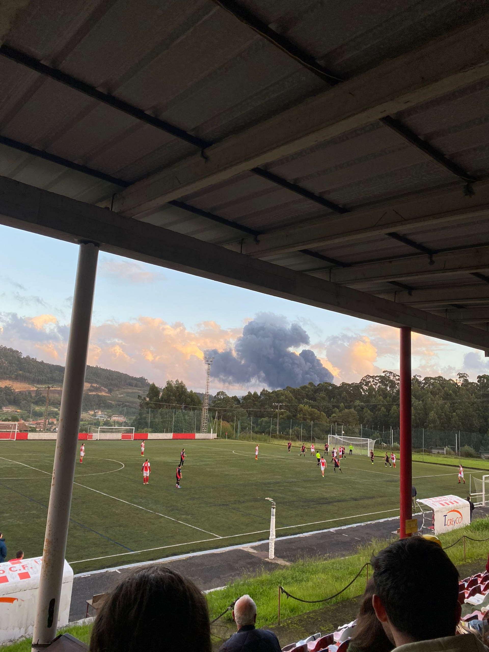 Columna de humo vista desde el campo de fútbol de Figueirido, en la carretera de Vilaboa.