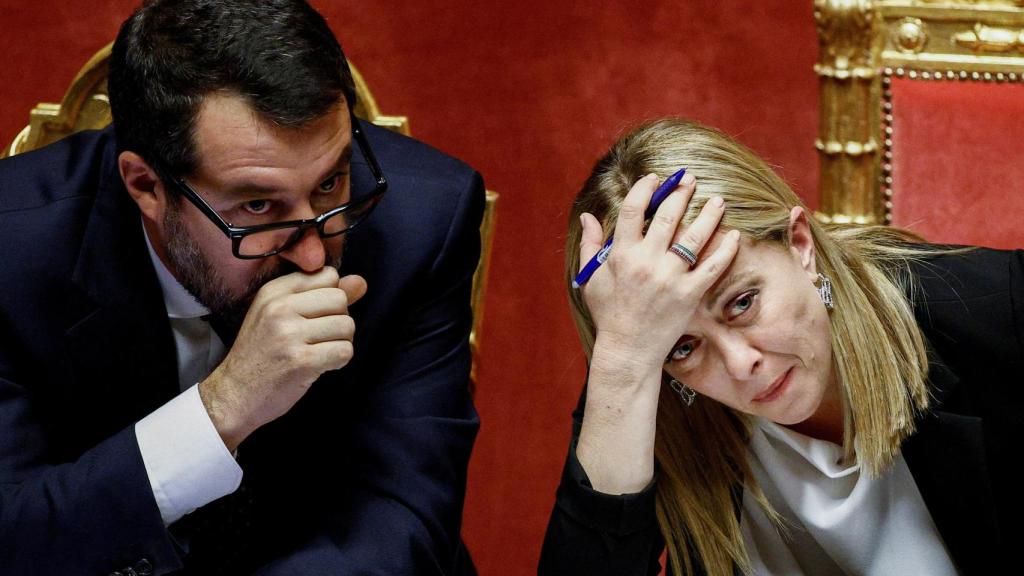 La primera ministra Giorgia Meloni y su vicepresidente y ministro de Infraestructuras, Matteo Salvini.