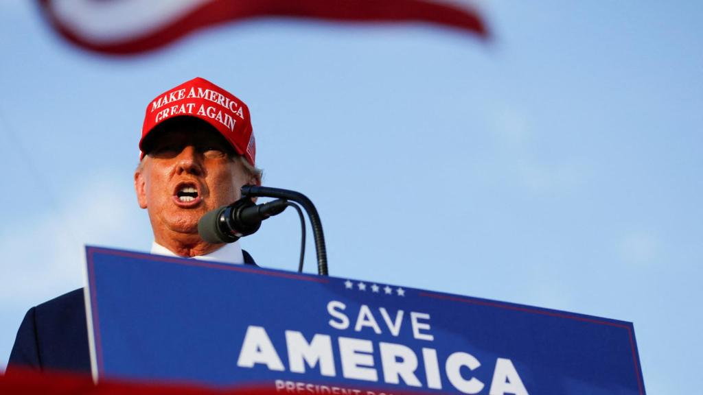 El expresidente de Estados Unidos Donald Trump, este domingo en un mitin en Miami, Florida.