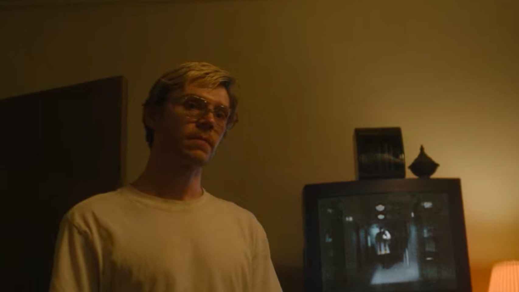 Jeffrey Dahmer le muestra 'El Exorcista III' a una de sus víctimas.