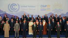 Foto de familia de la inauguración de la COP27 con el presidente egipcio y el secretario general de Naciones Unidas al frente.