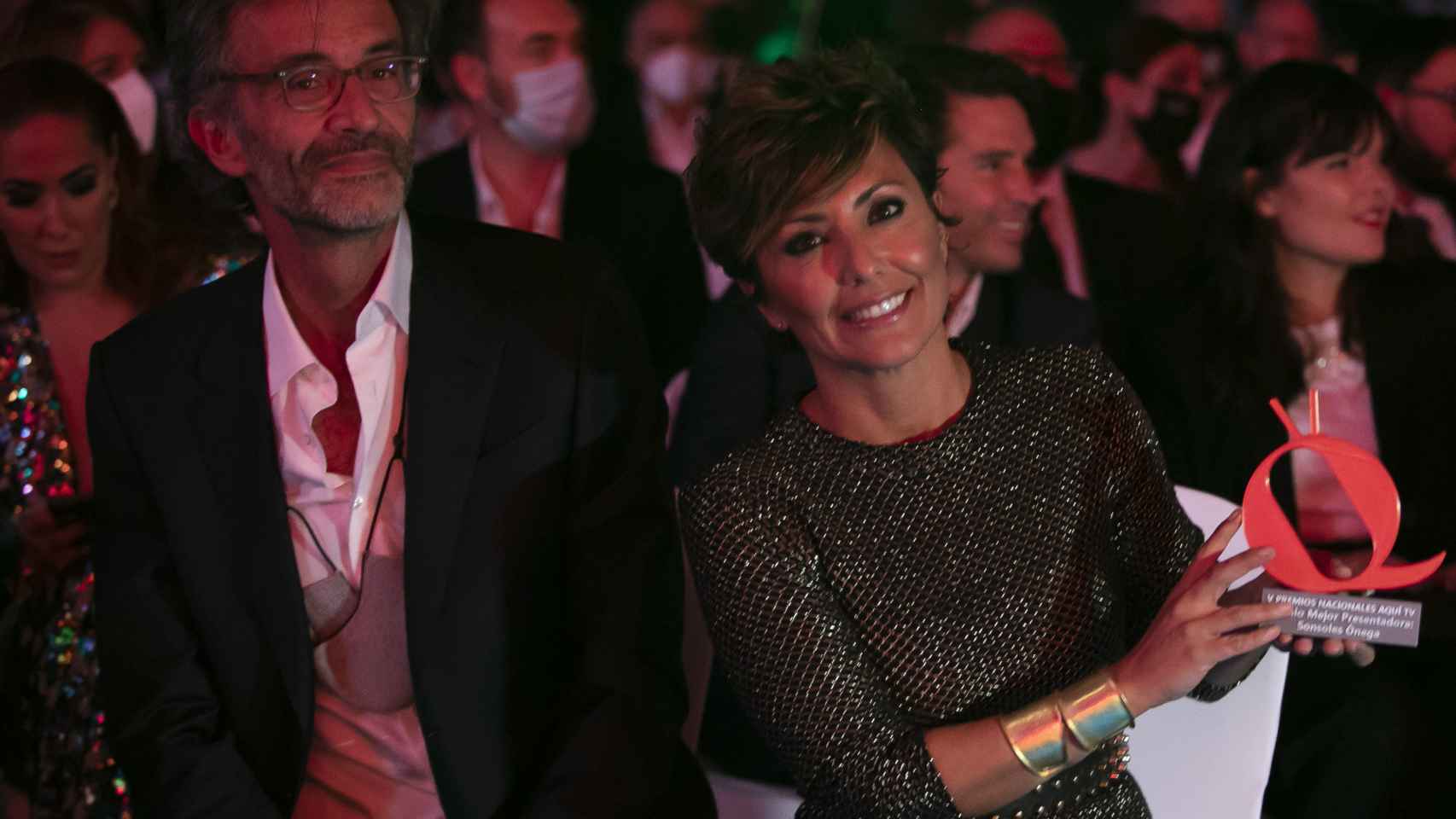 La presentadora Sonsoles Ónega junto a su razón de amor, César Vidal, en la gala de premios 'Aquí TV'.