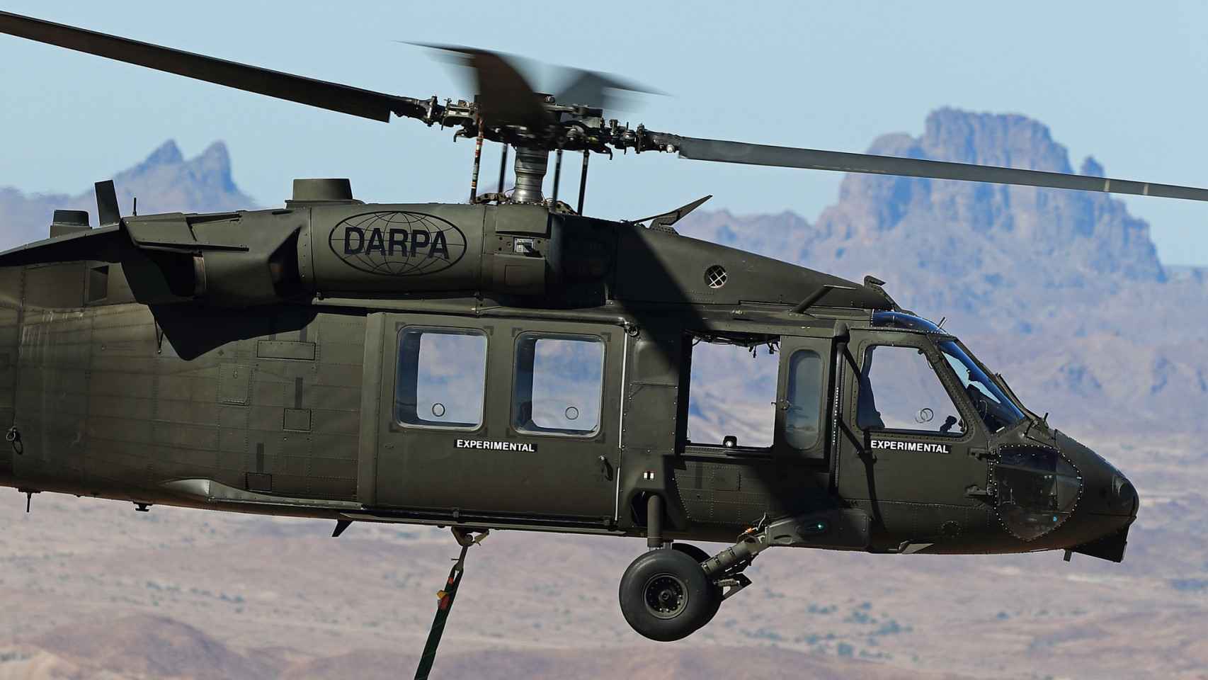 Helicóptero Black Hawk volando sin piloto