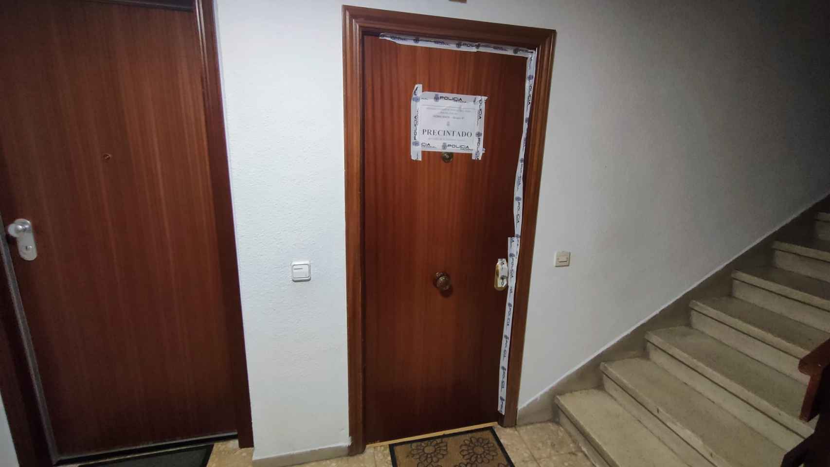 La puerta del domicilio del matrimonio precintada por la Policía Nacional.