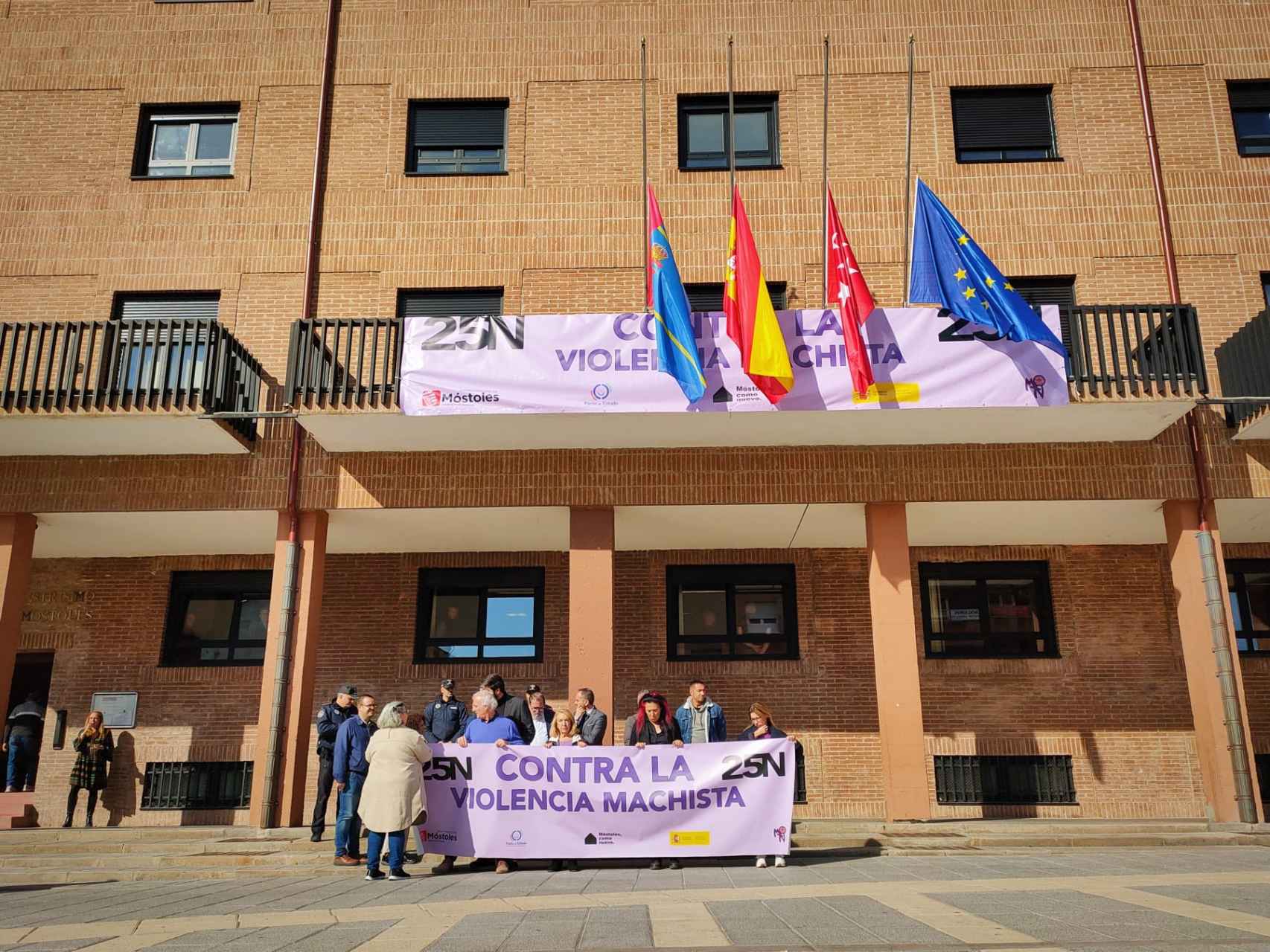 La corporación municipal de Móstoles sostiene una pancarta contra la violencia de género.