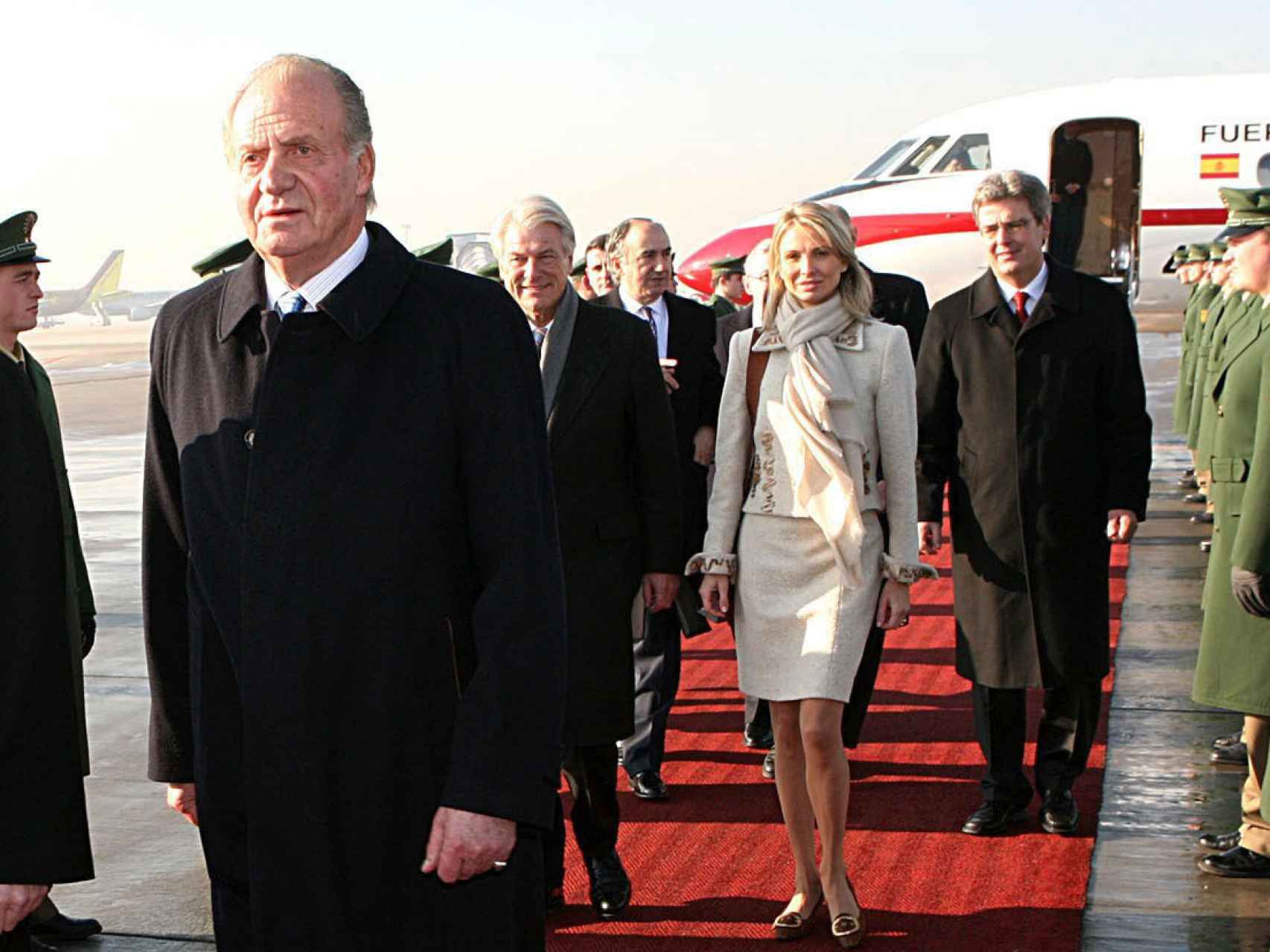 Juan Carlos I junto a Corinna Larsen durante una visita privada a Alemania en febrero de 2006.
