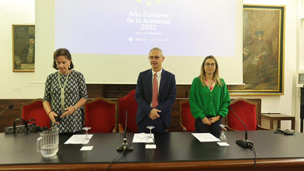 El rector, Ricardo Rivero; María Ángeles Benítez, directora de la Representación de la Comisión Europea en España; y Sandra Ámed, presidenta del Consejo de la Juventud de Castilla y León