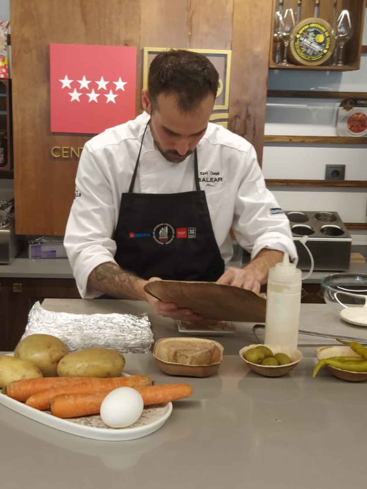 El chef Xavier Gaspà, preparando la ensaladilla.