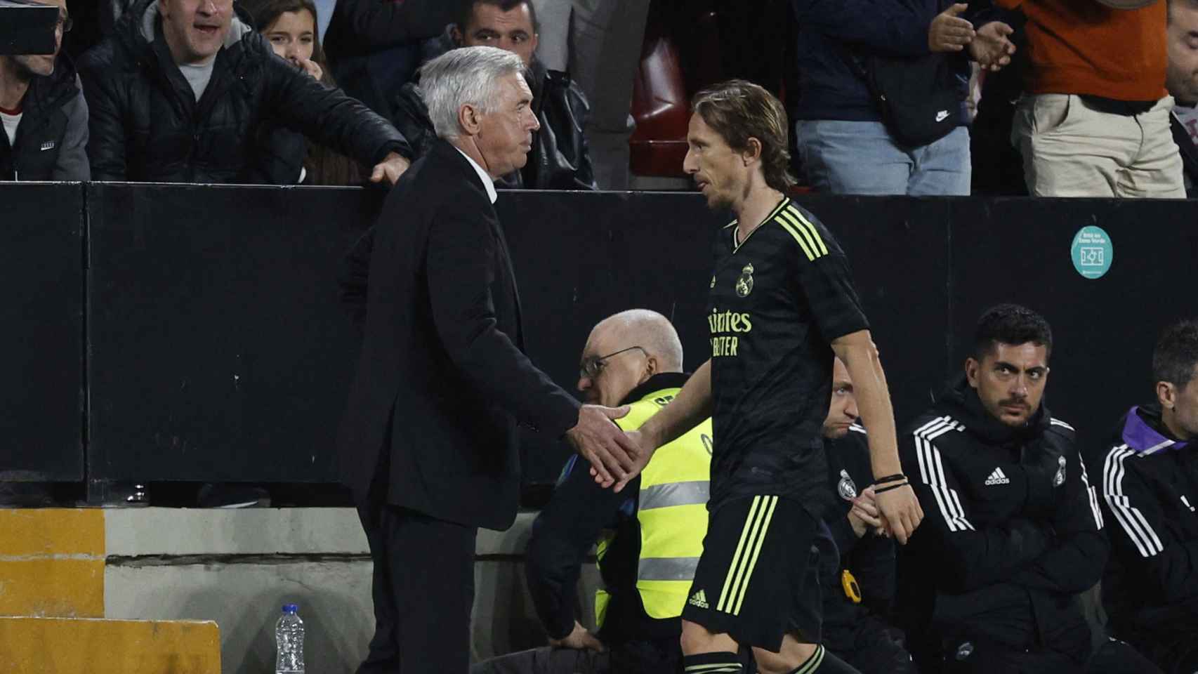 Ancelotti saluda a Modric durante el partido tras cambiarle.