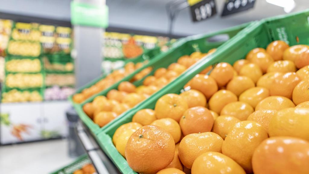 Mandarinas en un lineal de mercadona.