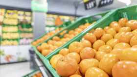 Mandarinas en un lineal de mercadona.