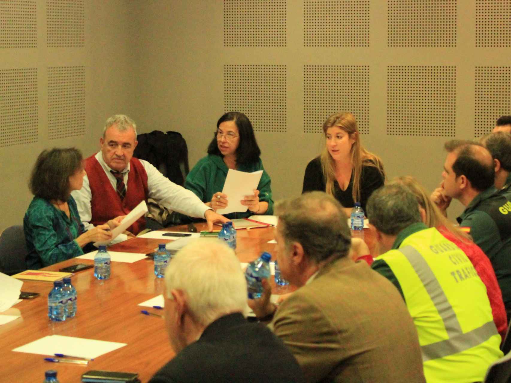 La delegada territorial de la Junta en Valladolid, Raquel Alonso, preside la reunión para coordinar el operativo de respuesta a emergencias invernales, este lunes.