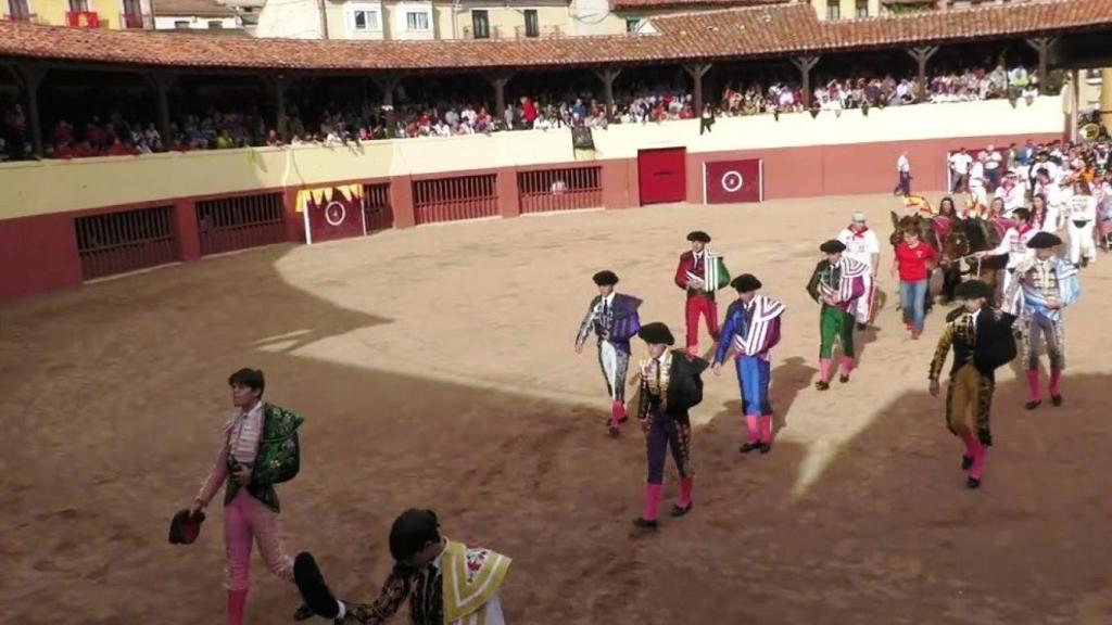 Paseíllo en la plaza de toros de Huerta de Rey.