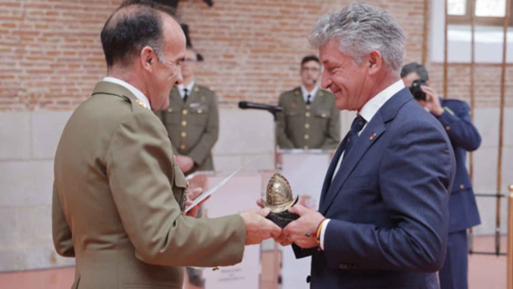 El alcalde de Arroyo de la Encomienda, Sarbelio Fernández, recibiendo el premio
