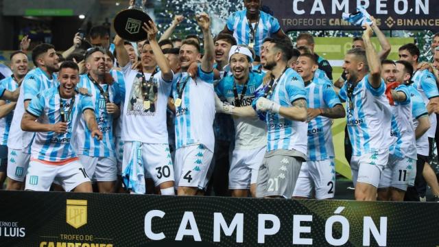 Racing, ganador del Trofeo de Campeones.