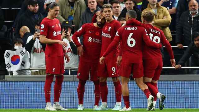 Los jugadores del Liverpool celebran un gol en la Premier League