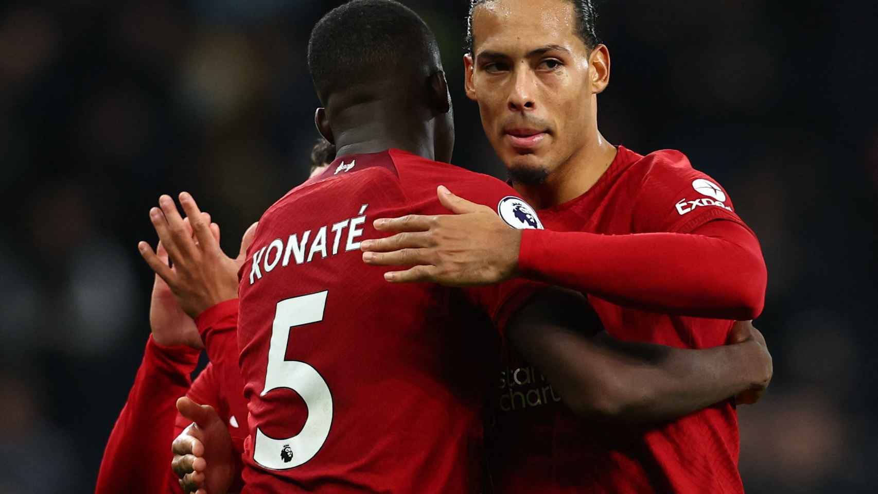 Konaté y Van Dijk se abrazan tras una victoria del Liverpool
