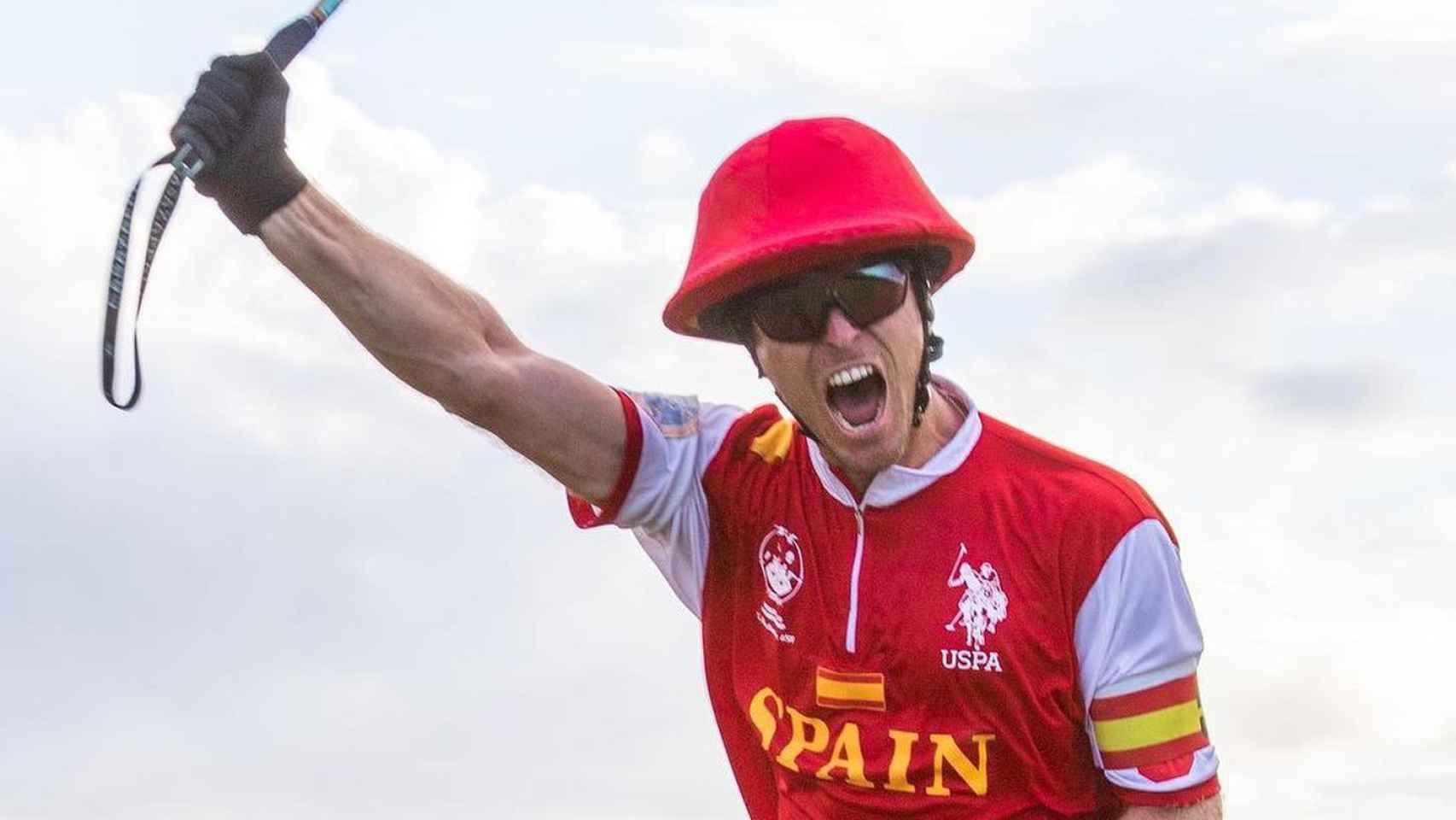 Un jugador de la selección española de polo celebra la victoria en el Mundial