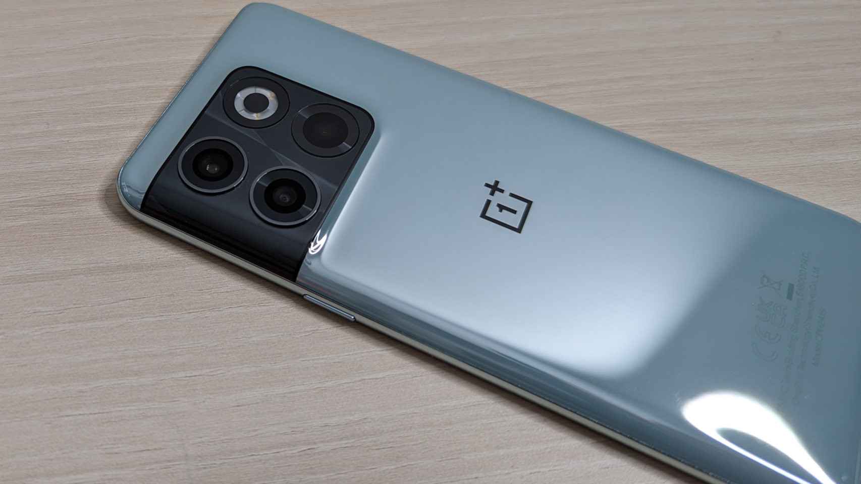 El diseño del OnePlus 10T presenta pequeños cambios respecto al 10 Pro
