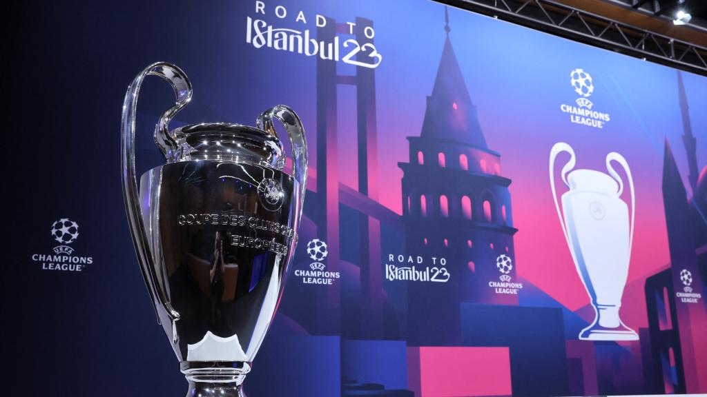 El trofeo de la Champions League antes de un sorteo