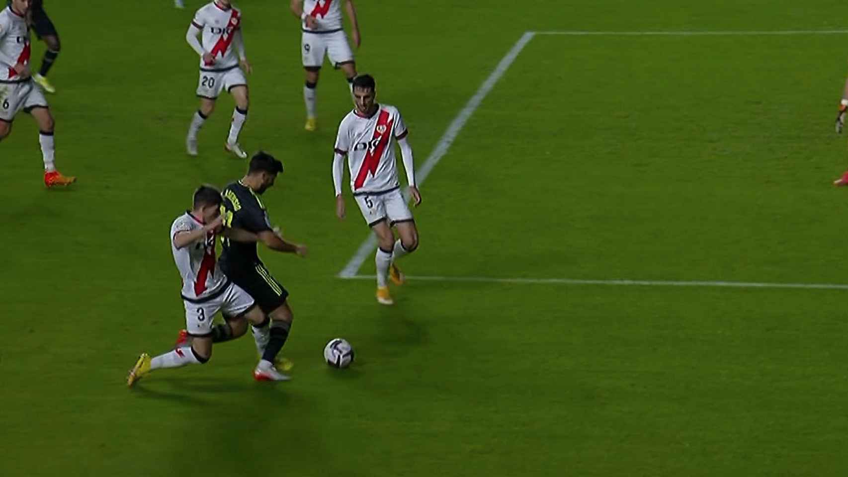 Penalti a Marco Asensio pitado con ayuda del VAR