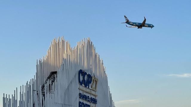 Un avión volando sobre Sharm El-Sheikh durante la COP27 en Egipto.