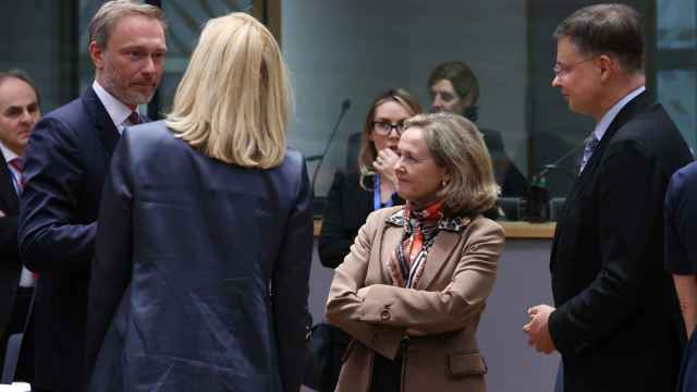 La vicepresidenta Nadia Calviño conversa con los ministros de Finanzas de Alemania, Christian Lindner, y Holanda, Sigrid Kaag, durante el Eurogrupo de este lunes