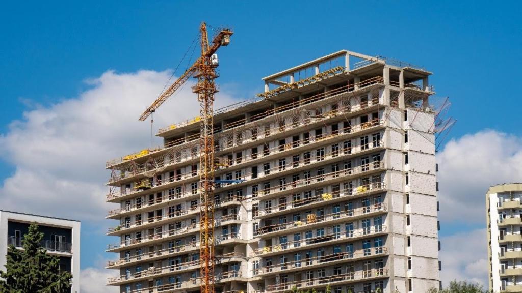 Edificio en construcción parado.