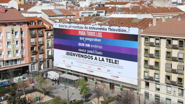 Imagen de la pancarta que Atresmedia ha instalado en la plaza de Pedro Zerolo (Madrid).