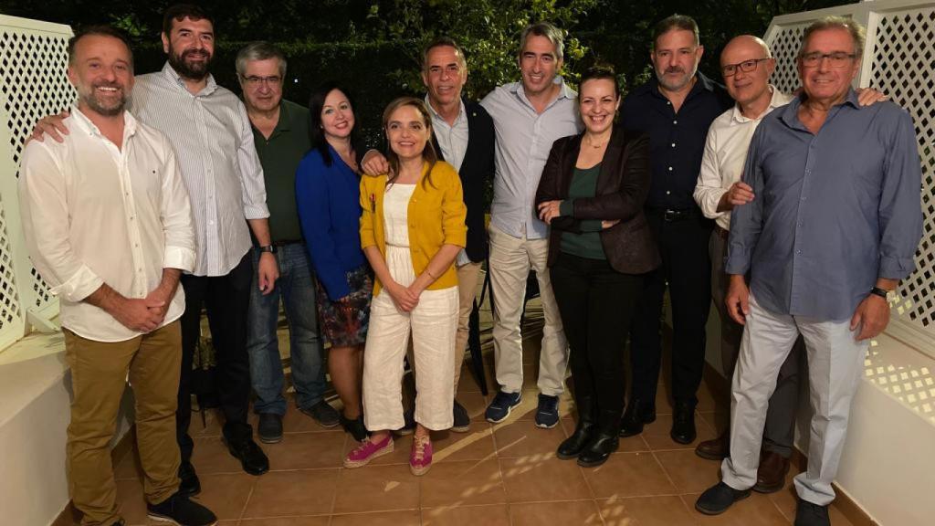 Un momento de la inauguración con los profesionales de este despacho y el alcalde de Benalmádena, entre otros.