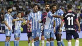 Los jugadores del Málaga durante un partido en La Rosaleda