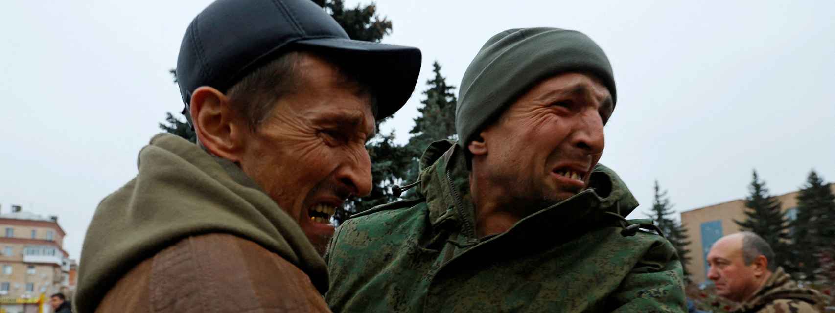Un militar ucraniano abraza a su hermano en Amvrosivka tras ser liberado en un intercambio de prisioneros.