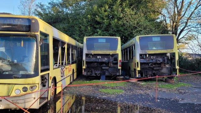 El cementerio de autobuses del recinto ferial de Amio