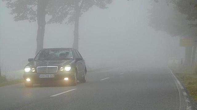 Un coche circulando con niebla.