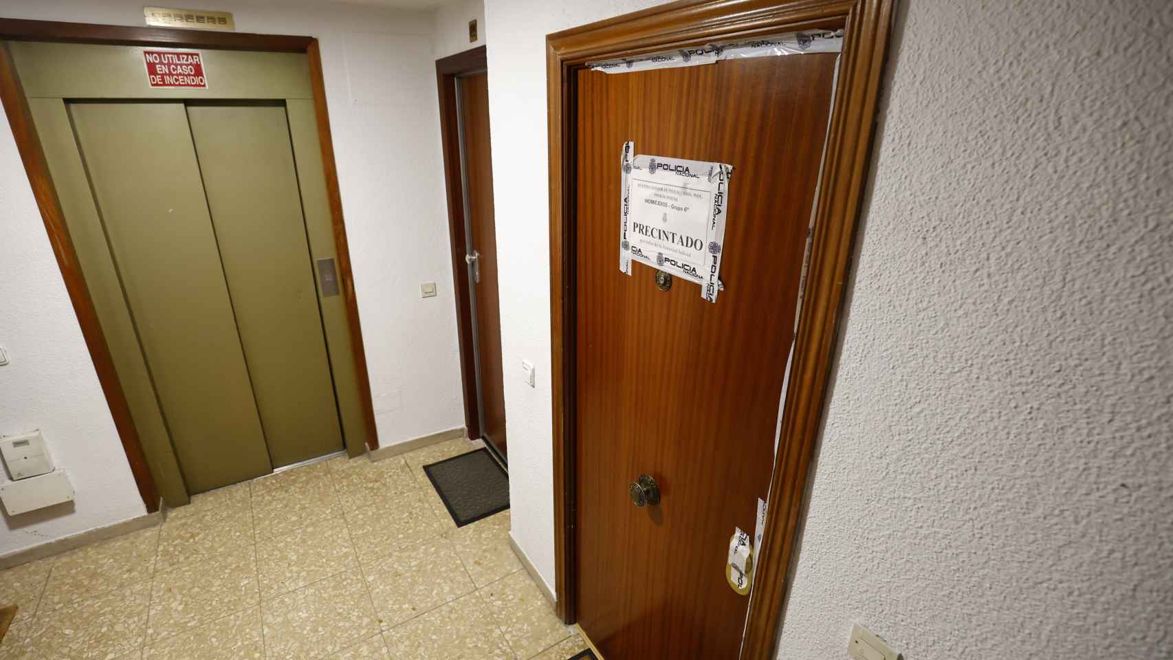 Puerta de la vivienda en la que ha ocurrido el crimen machista en Móstoles.