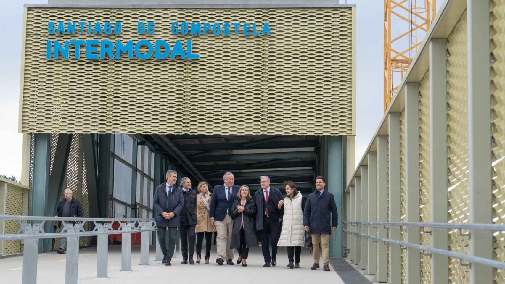 Ethel Vázquez junto a varios senadores del Partido Popular en Santiago.