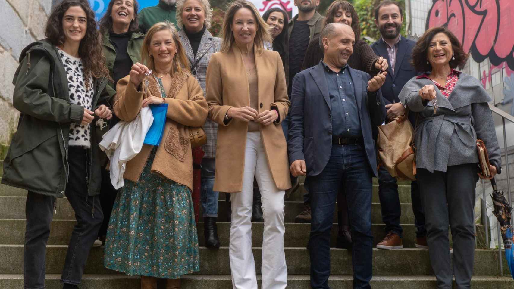 Marta Fernández-Tapias con los nuevos adjudicatarios de locales en el Casco Vello de Vigo.